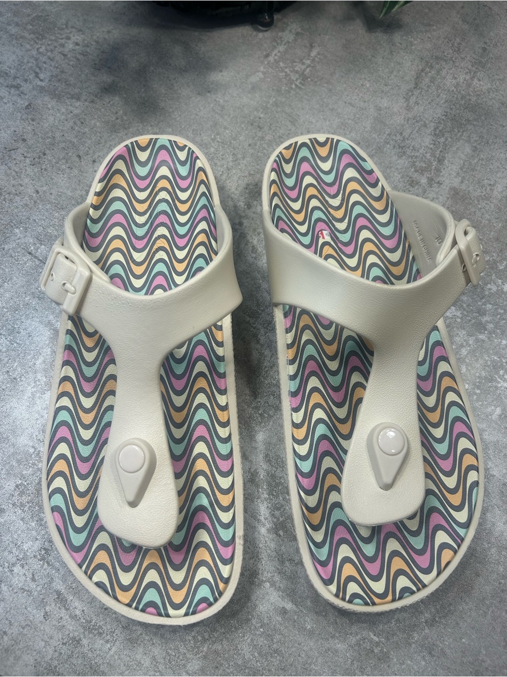 Skechers Foamies Women’s Sz 10 White Wedge Thong Sandals with Patterned Footbed - Picture 3 of 15